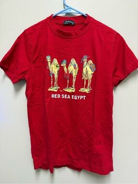 RED SEA EGYPT Camels with hats and sunglasses red mens t-shirt sz small